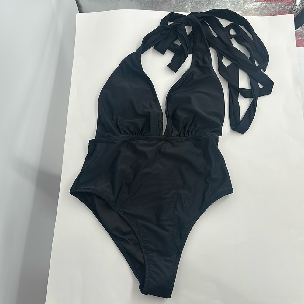 Cupshe Swim plunging V-neck halter swimsuit black Size small